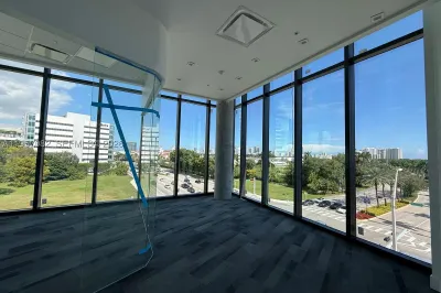Aventura Commercial 1