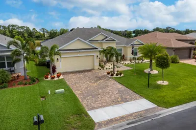 423 SW Vista Lake Drive 1
