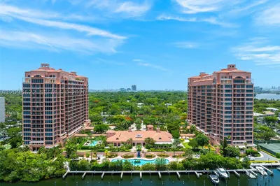 60 Edgewater Dr #11F 1