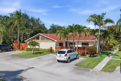 4353 Woodstock Drive #B 1