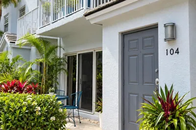 2725 NE 8th Avenue #104 1