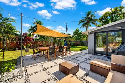 300 NW 28th St 1