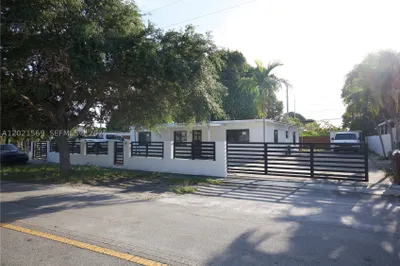 1120 E 6th Ct 1