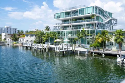 8425 Crespi Blvd #302 1