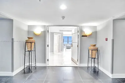 5225 Collins Ave #PH7 1