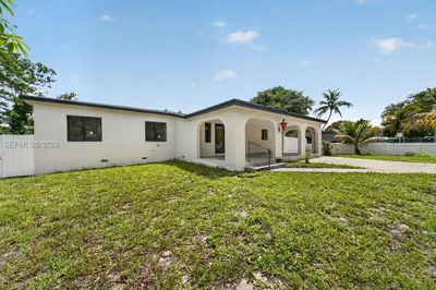 900 Superior St 1