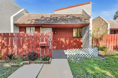 5012 SW 40 AV #5012 1