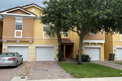 1015 Pipers Cay Dr 1