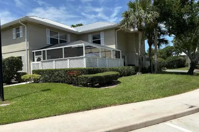 2807 SW LAKEMONT Place #1 1