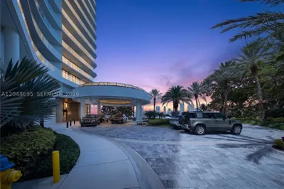 2800 Island Blvd #302 1