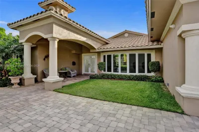 301 Tropic Dr 1