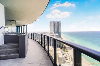 18555 Collins Ave #3705 1