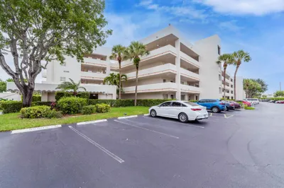 3186 Via Poinciana #208 1