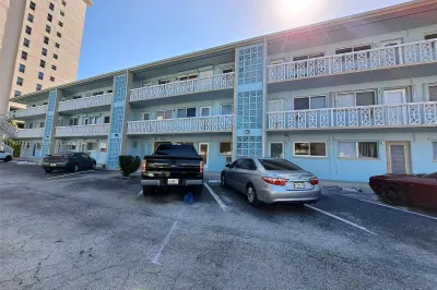 455 Golden Isles Dr #209 1