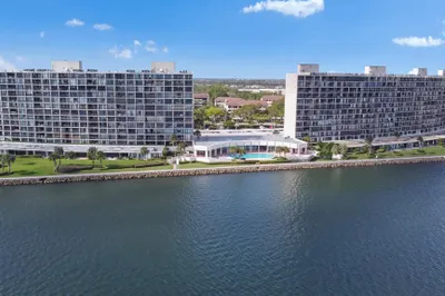 132 Lakeshore Drive #319 1