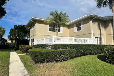2882 SW Lakemont Place 1
