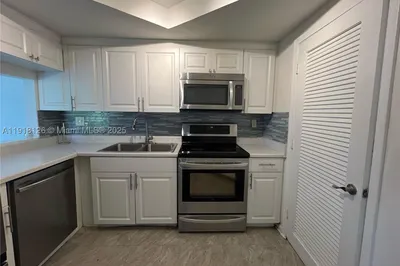 721 SE 1st Way #B18 1
