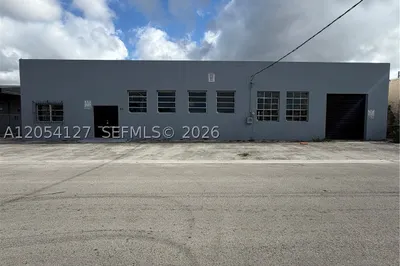 211 W 22nd St 1