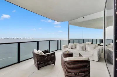 18555 Collins Ave #4605 1