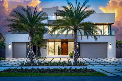 A striking modern fa?ade framed by towering palms