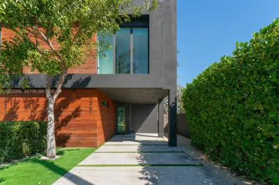 227 NW 39th St 1