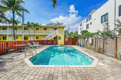 2655 NE 8th Avenue #Apt 210 1