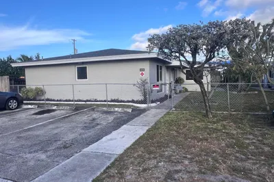 2030 SW 41st Avenue #3 1