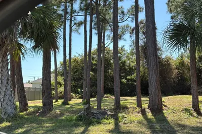 662 SE Polynesian Avenue 1