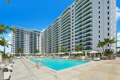 2301 Collins Ave #522 1