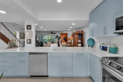 Fully Updated 2BR, 2.5Baths Townhouse-Modern Livin