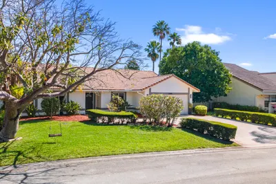 Exterior, lot frontage of 80+ ft.