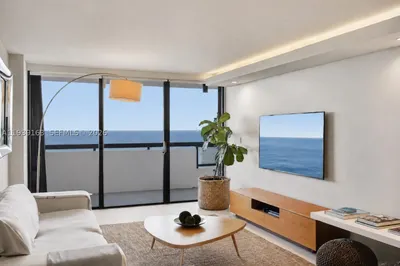 2555 Collins Ave #2105 1