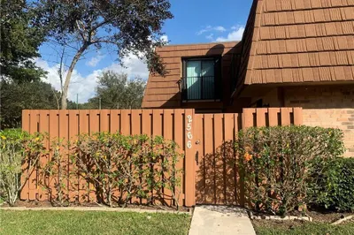 2566 Camelot Court 1