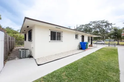 2325 NW 29th St #6 1