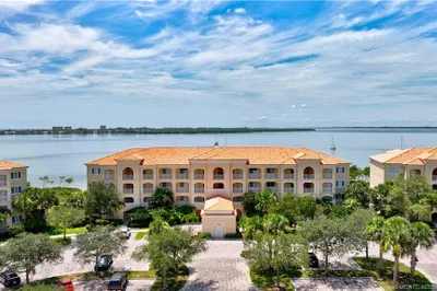 22 SW Harbour Isle Drive W #105 1