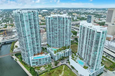 92 SW 3rd St #305 1