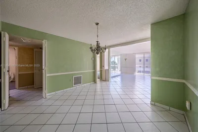 3600 Collins Ave #303 1