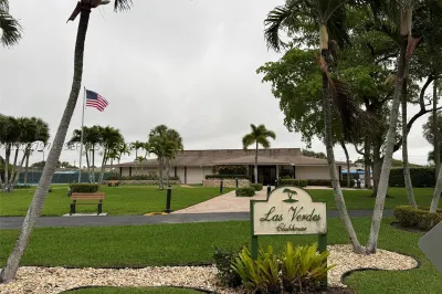 5220 Las Verdes Cir #114 1