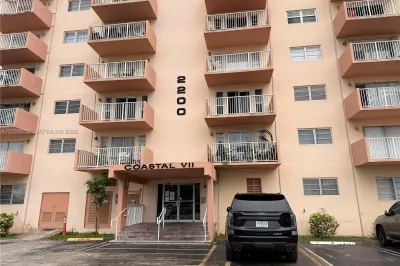 2200 E Hallandale Beach Blvd #303 1