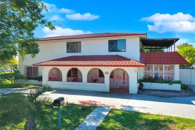 1100 E 8th Ct 1