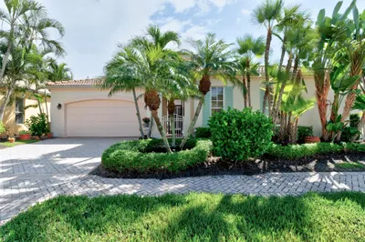 3beds + Den + pool & 3 car garage (with guest casi