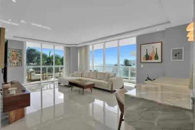4201 Collins Ave #401 1
