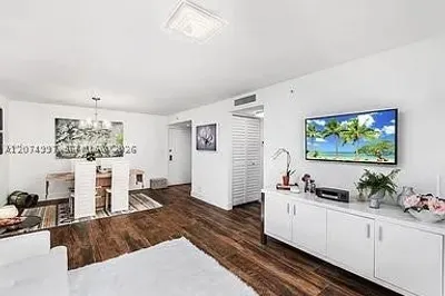 2625 Collins Ave #212 1