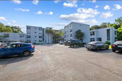 9400 Live Oak Pl #205 1