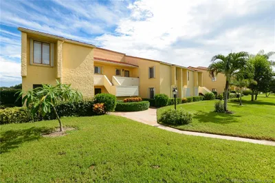 Lovely first floor 2/2 condo with den/office area