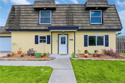 261 SE Villas Street 1