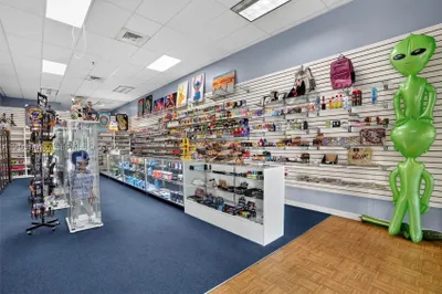 Smoke Shop For Sale In Tamiami 1