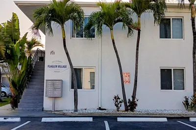 711 NE 2nd Ave #102 1