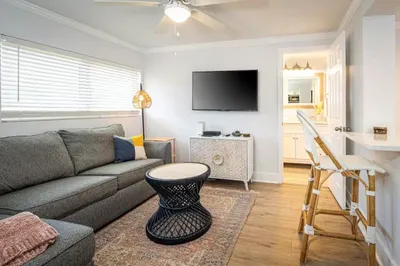 2222 NE Dixie Highway #1 1