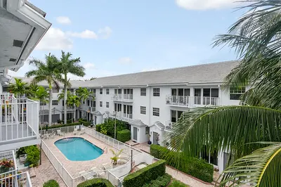 2725 NE 8th Avenue #118 1